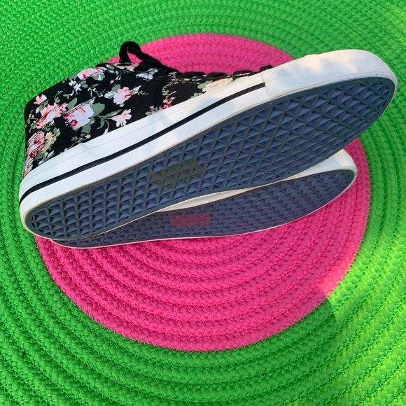 High top flower converse style shoes ❤️ - Picture 3 of 6